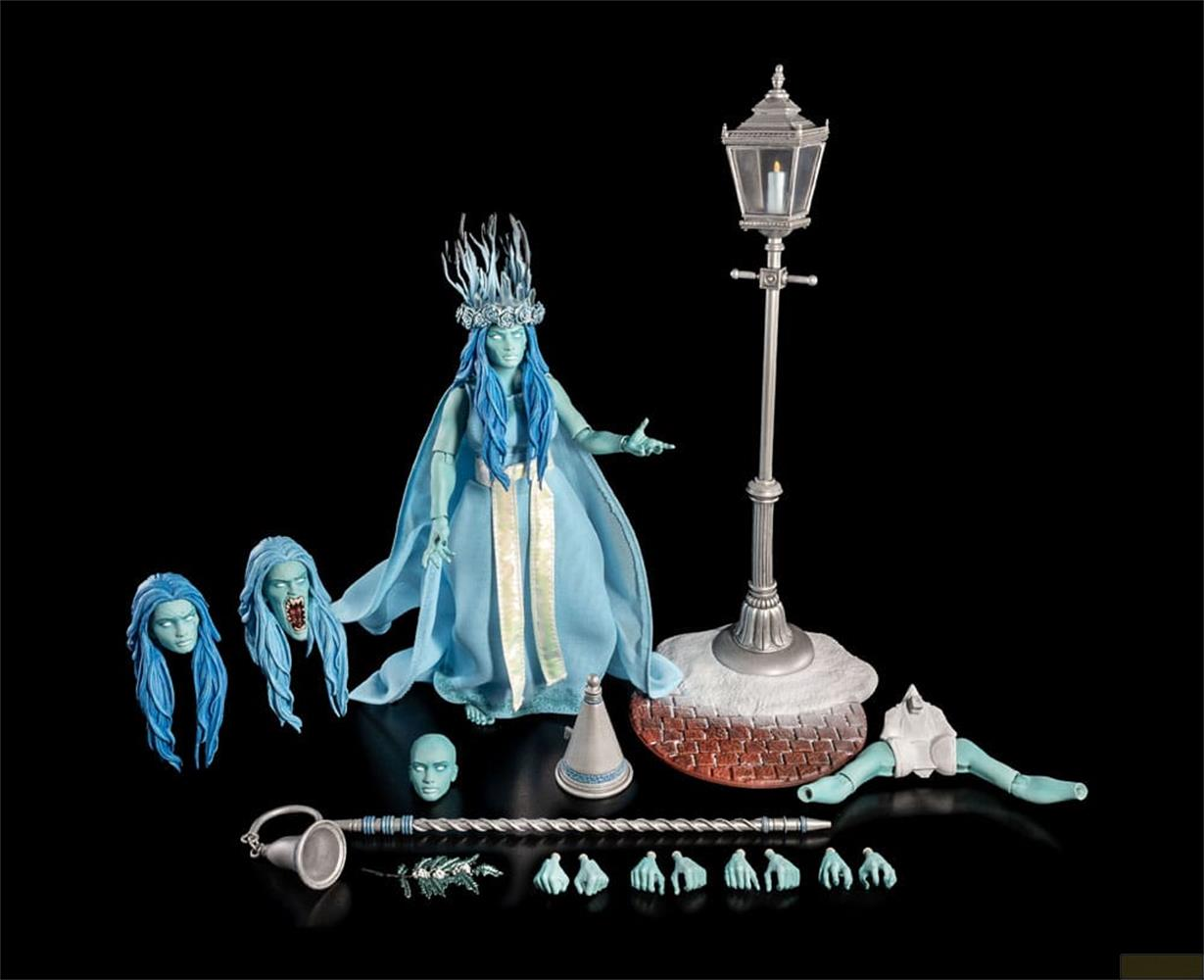 Figura spettrale blu con abito, accessori e lampione su sfondo nero.