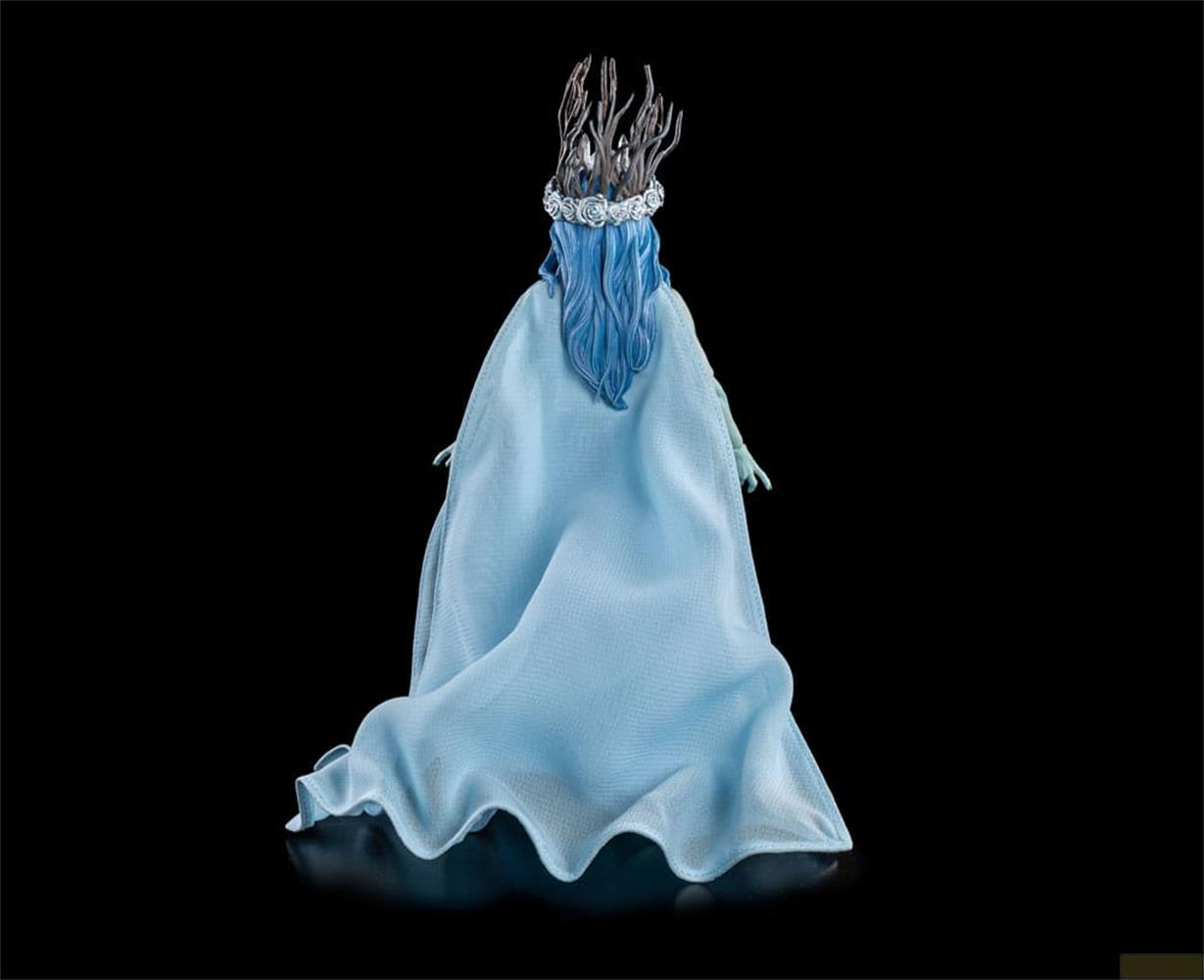 Figura con capelli blu e corona di rami indossa un abito azzurro.