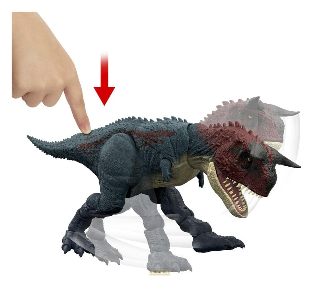 Un niño presiona un dinosaurio de juguete azul y rojo con cuernos.