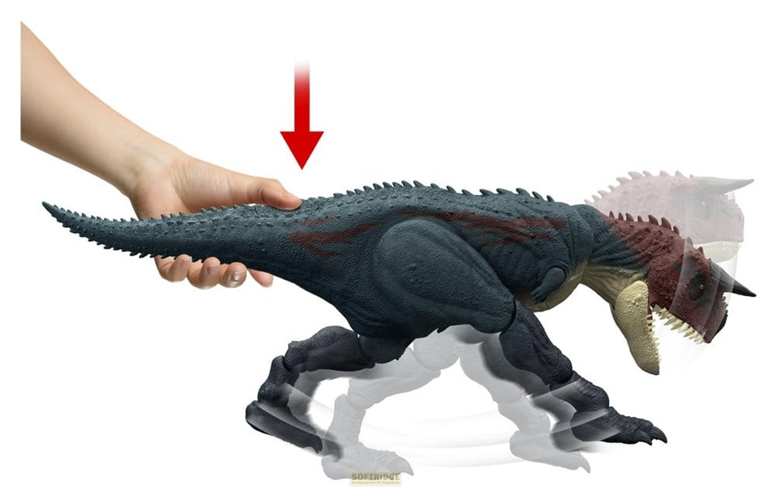 Mano presionando la cola de un juguete de dinosaurio con marcas rojas.