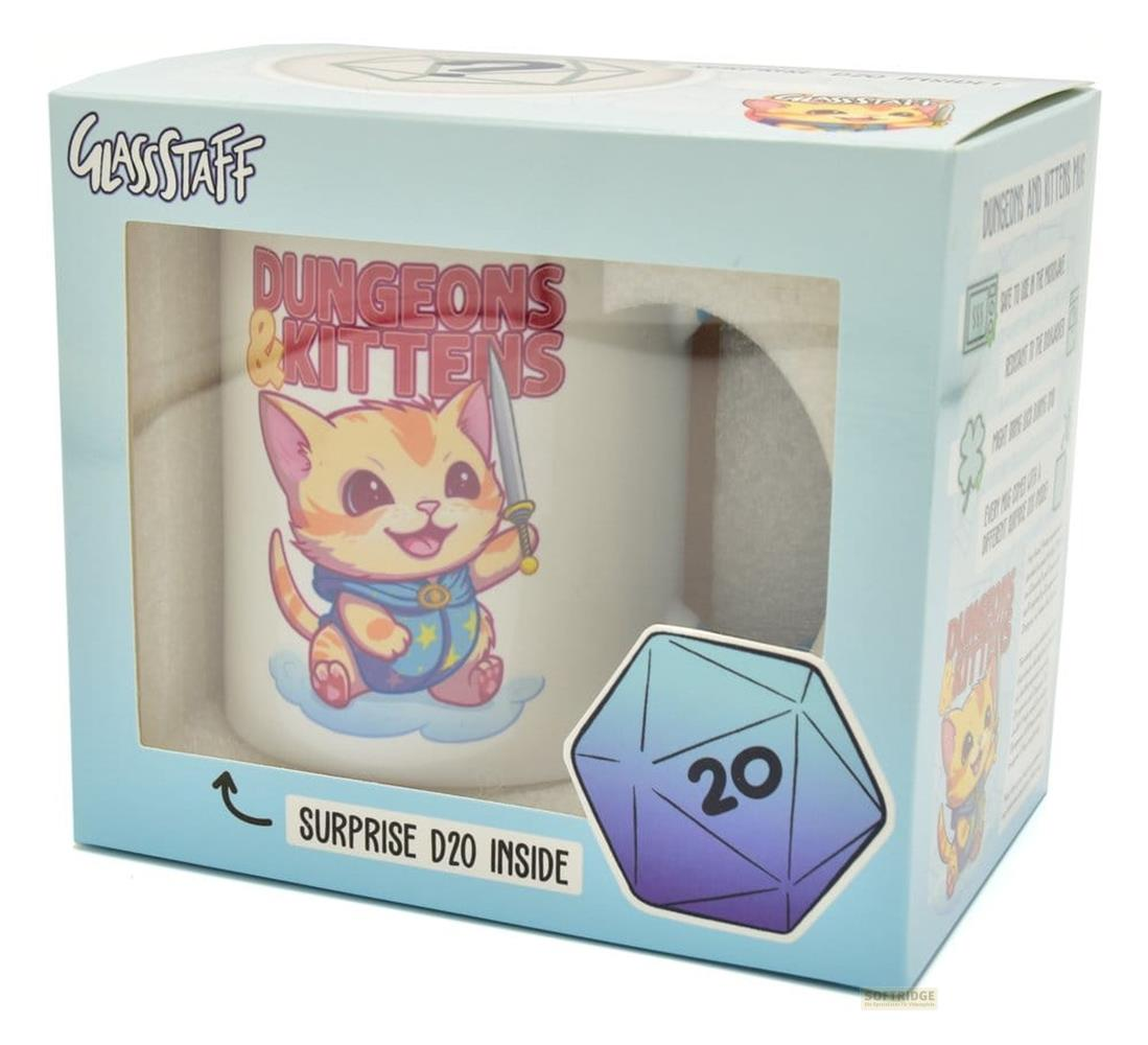 Una taza con un gatito sosteniendo una espada, en una caja con un dado D20.