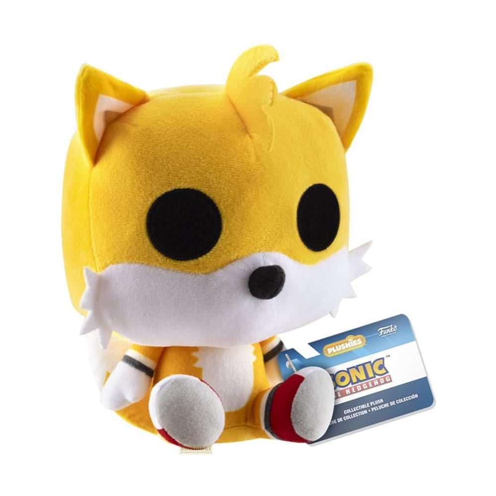 Un peluche de zorro amarillo de Tails de Sonic the Hedgehog se sienta con etiqueta.