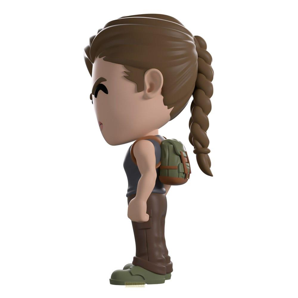 Eine Figur mit braunem Zopf, Rucksack und brauner Hose.