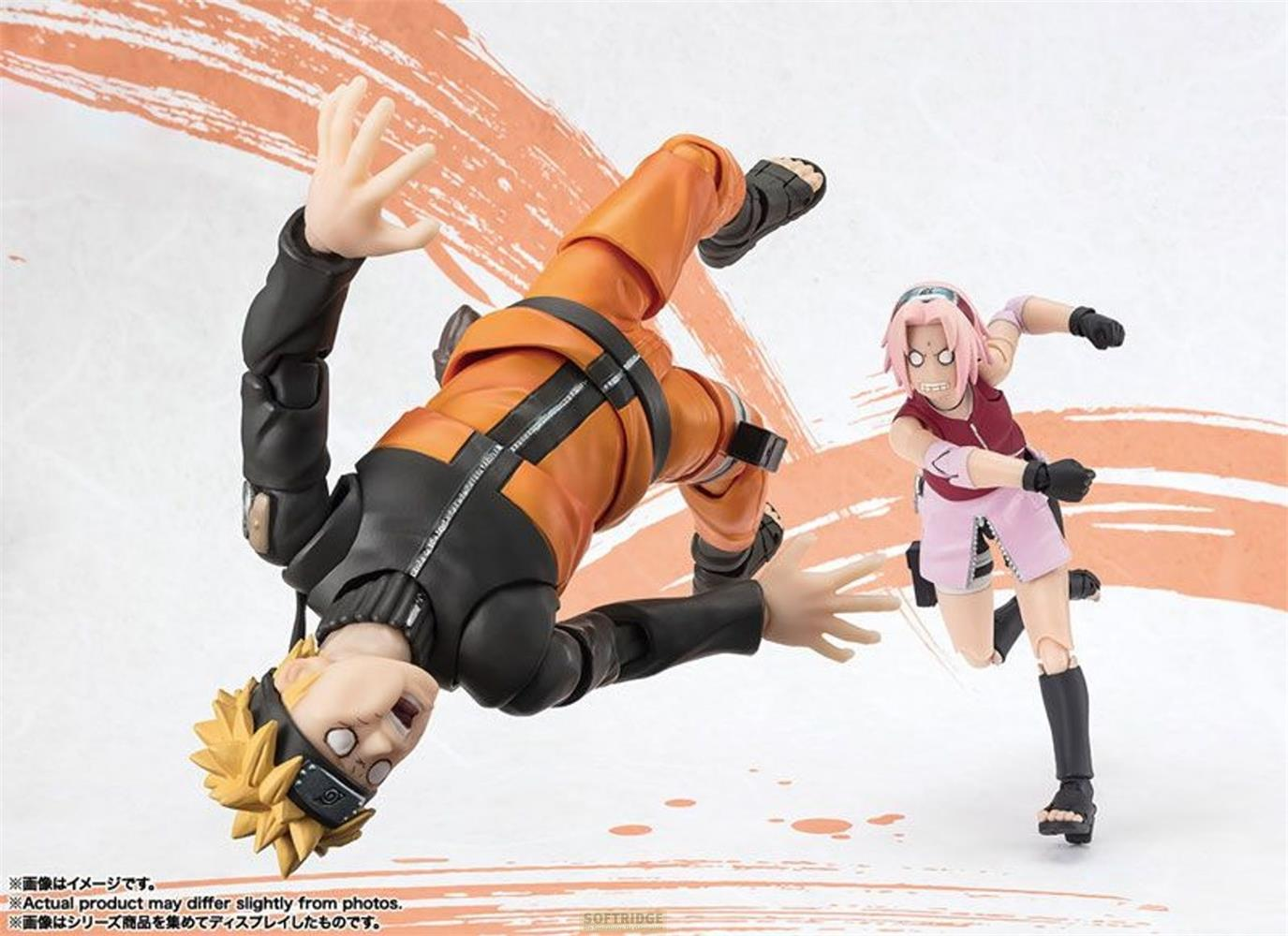 Figuras de acción de Naruto y Sakura en poses dinámicas con fondo de trazos naranjas.