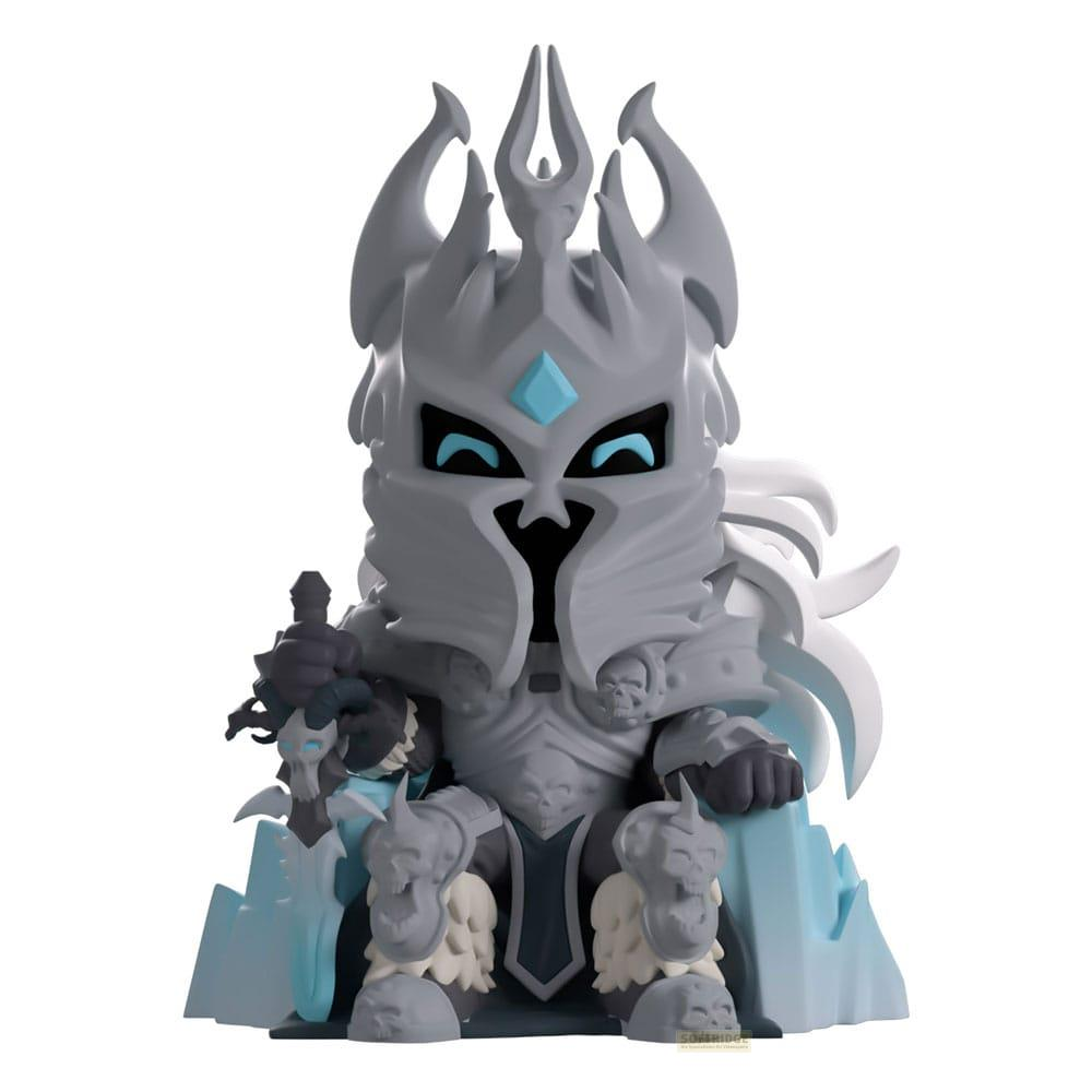 Graue Figur mit Helm, Schulterpanzern und blauem Umhang, hält Schwert.