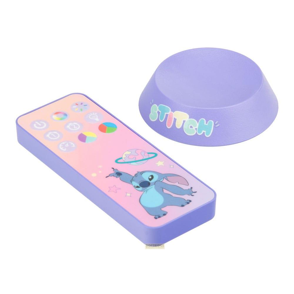 Fioletowy pilot ze Ściegiem i planetami, obok fioletowego uchwytu z napisem Stitch.