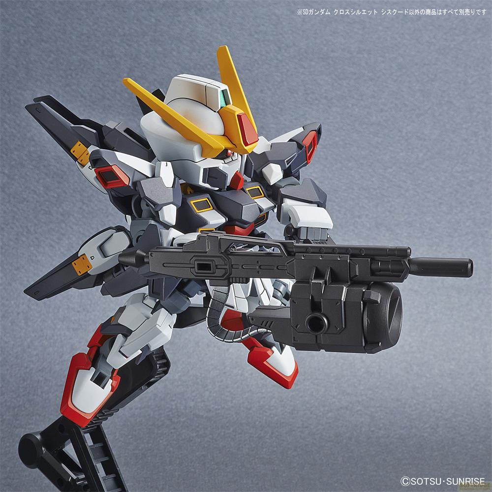 Un robot blanc, gris et rouge tient un fusil noir sur fond gris.
