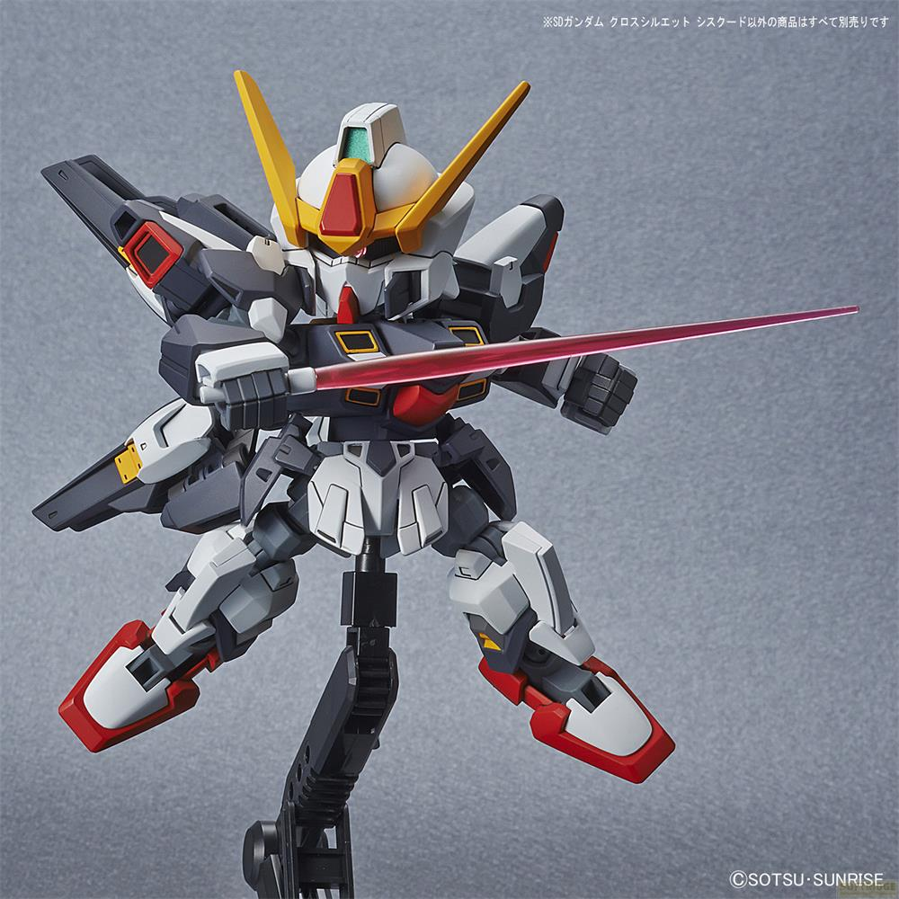 Un petit robot gris, blanc, rouge et jaune tient un sabre laser rouge.