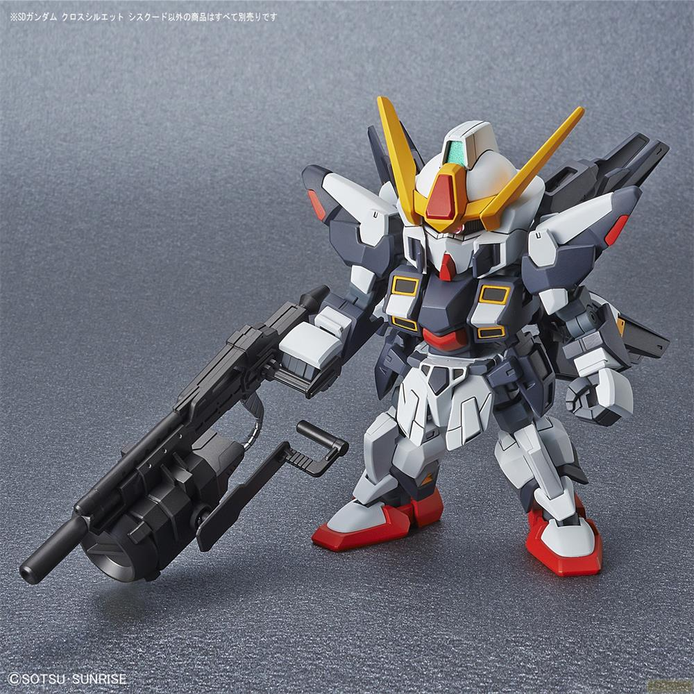 Un petit robot tenant un fusil sur fond gris.