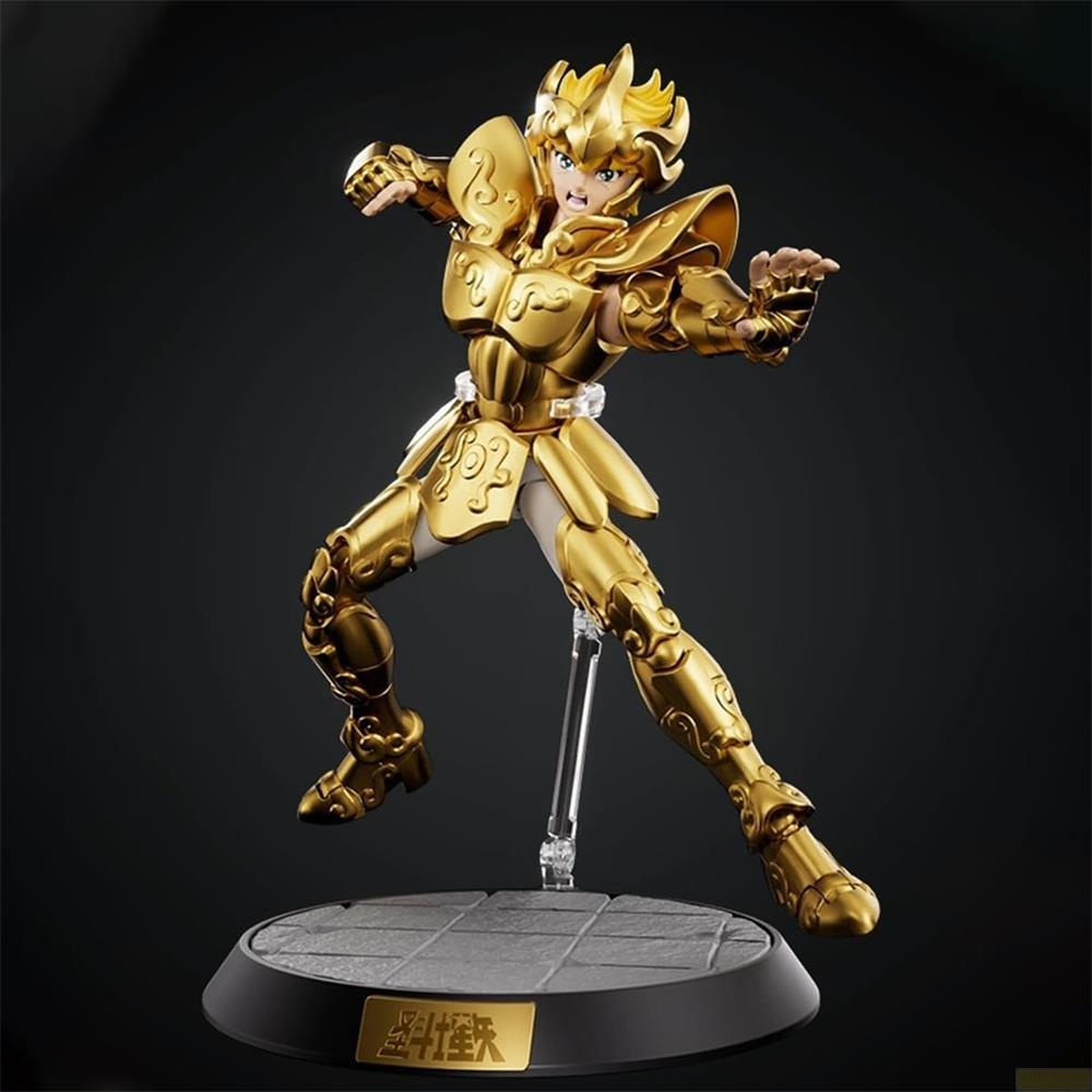 Ein goldener Anime-Charakter mit Rüstung steht auf einem Sockel.