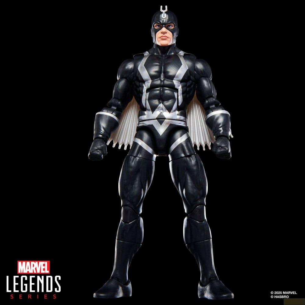 Figura de Black Bolt en negro con acentos plateados y capa blanca, de pie sobre fondo negro.