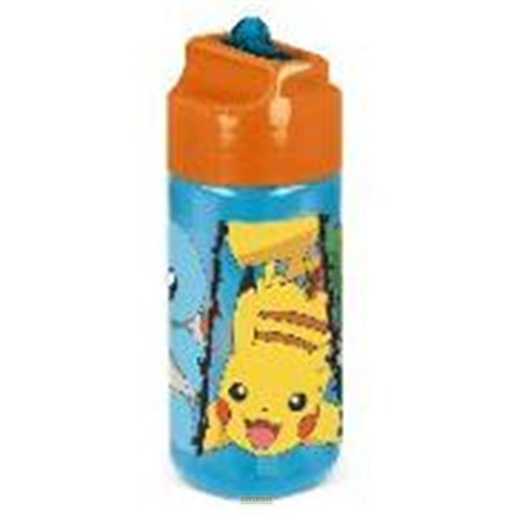 Eine blaue Trinkflasche mit Pikachu-Motiv und orangefarbenem Deckel.