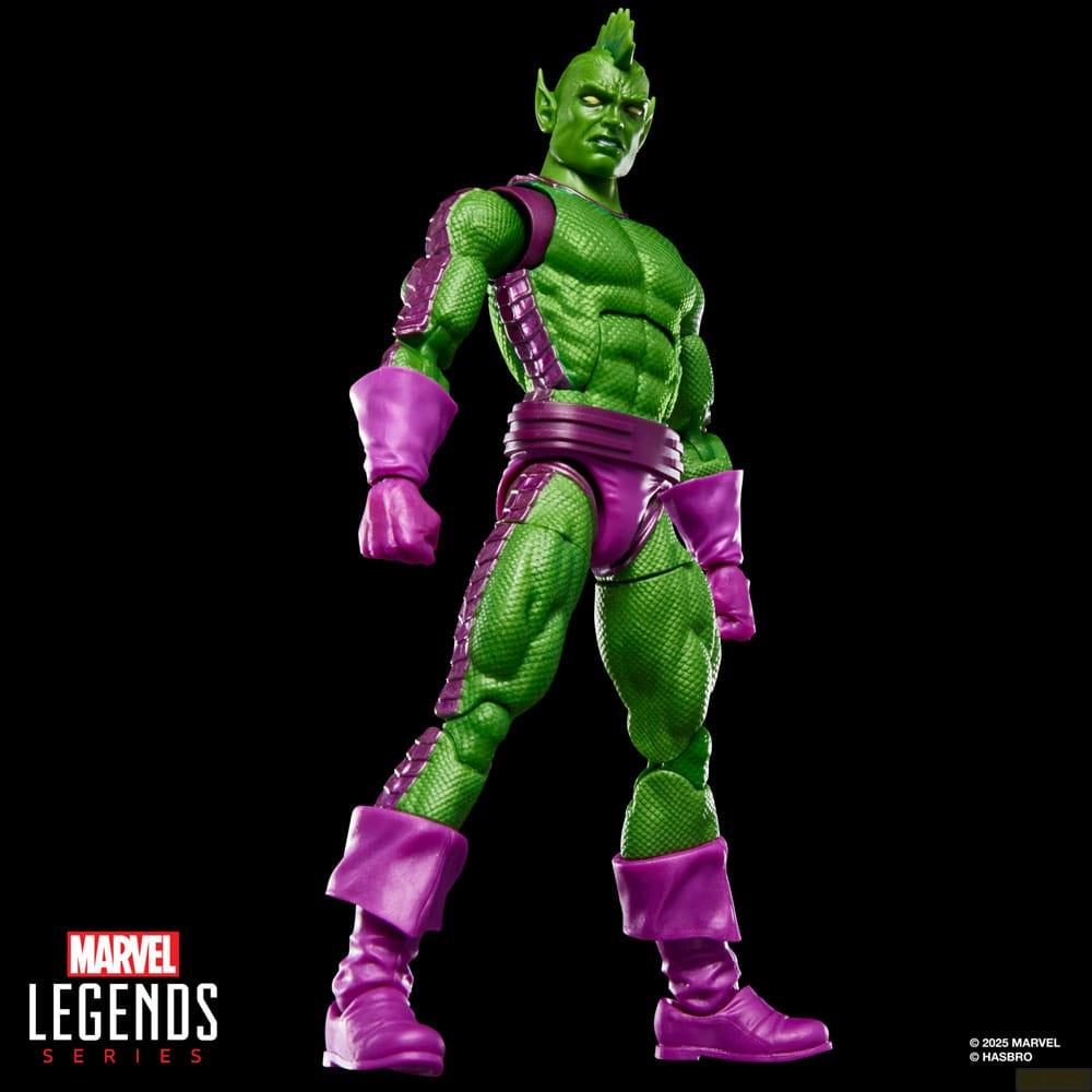Figura verde con cresta, botas, guantes y cinturón morados.