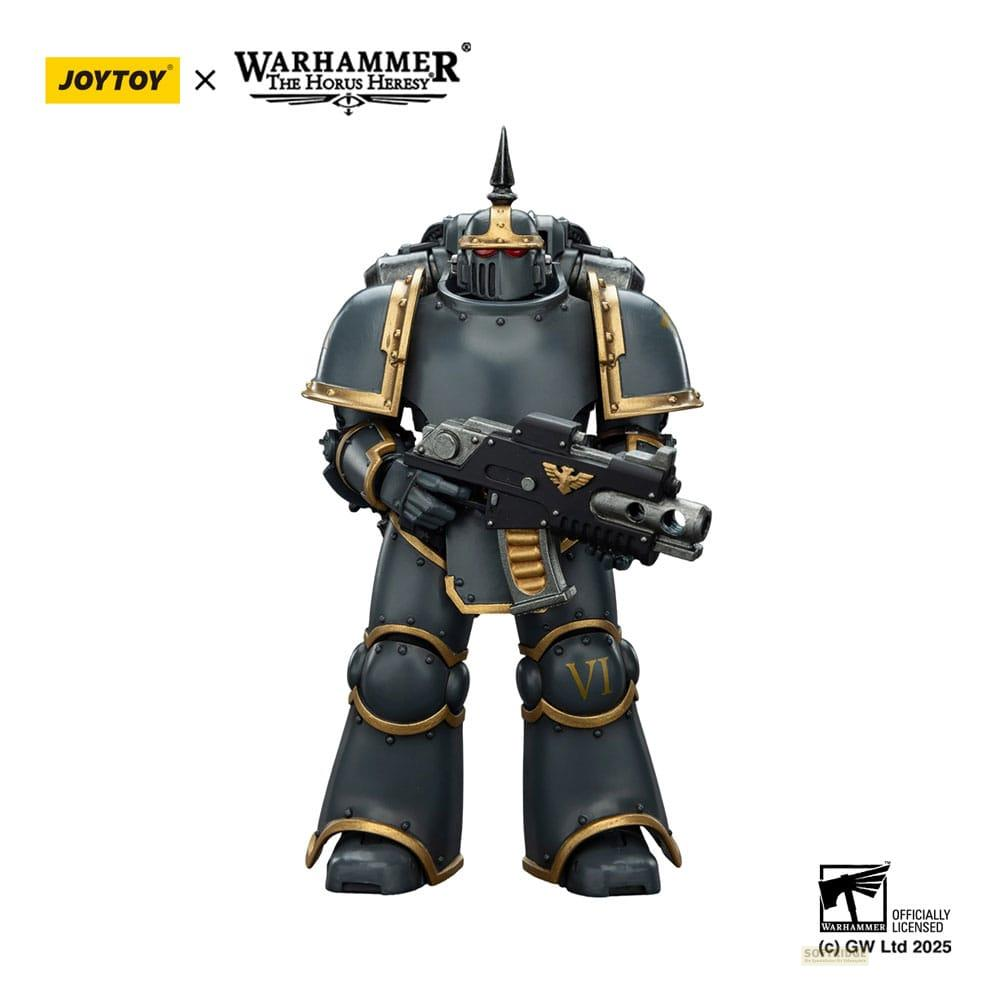 Szary Kosmiczny Marines w złotej zbroi trzymający bolter, logo Warhammer.