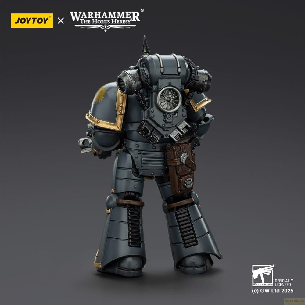 Widok z tyłu szarej figurki Warhammer ze złotymi akcentami i brązową sakiewką.