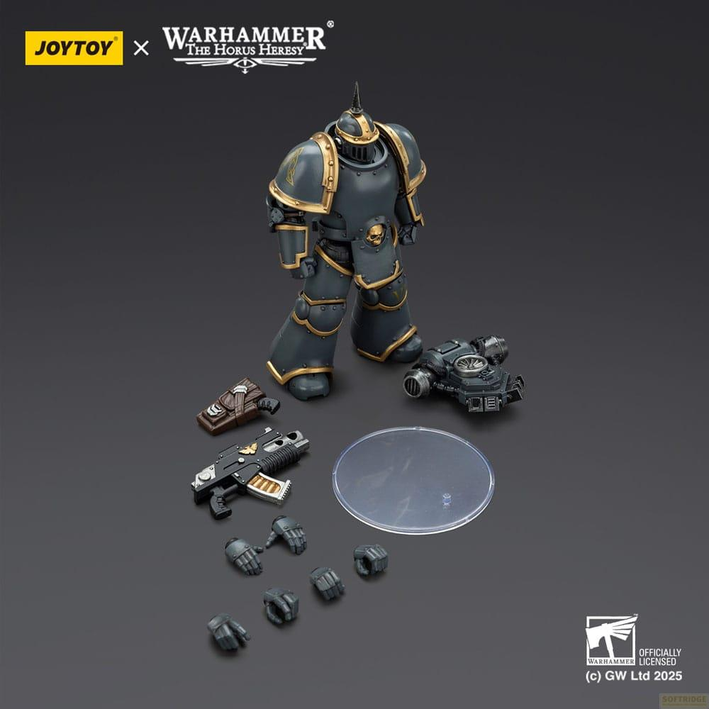 Szary żołnierz Warhammer ze złotymi zdobieniami i akcesoriami.