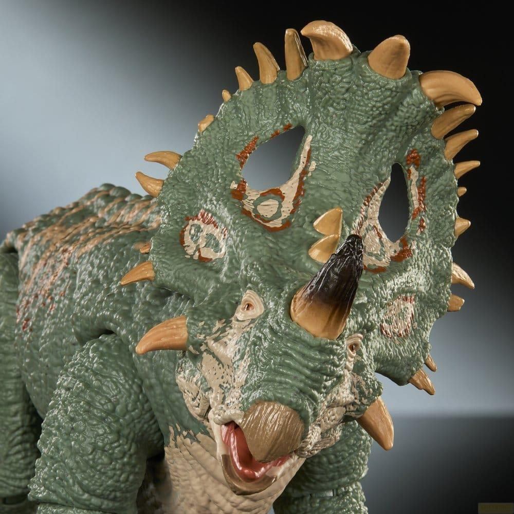 Grüner Dinosaurier mit Hörnern und Nackenschild, Nahaufnahme.