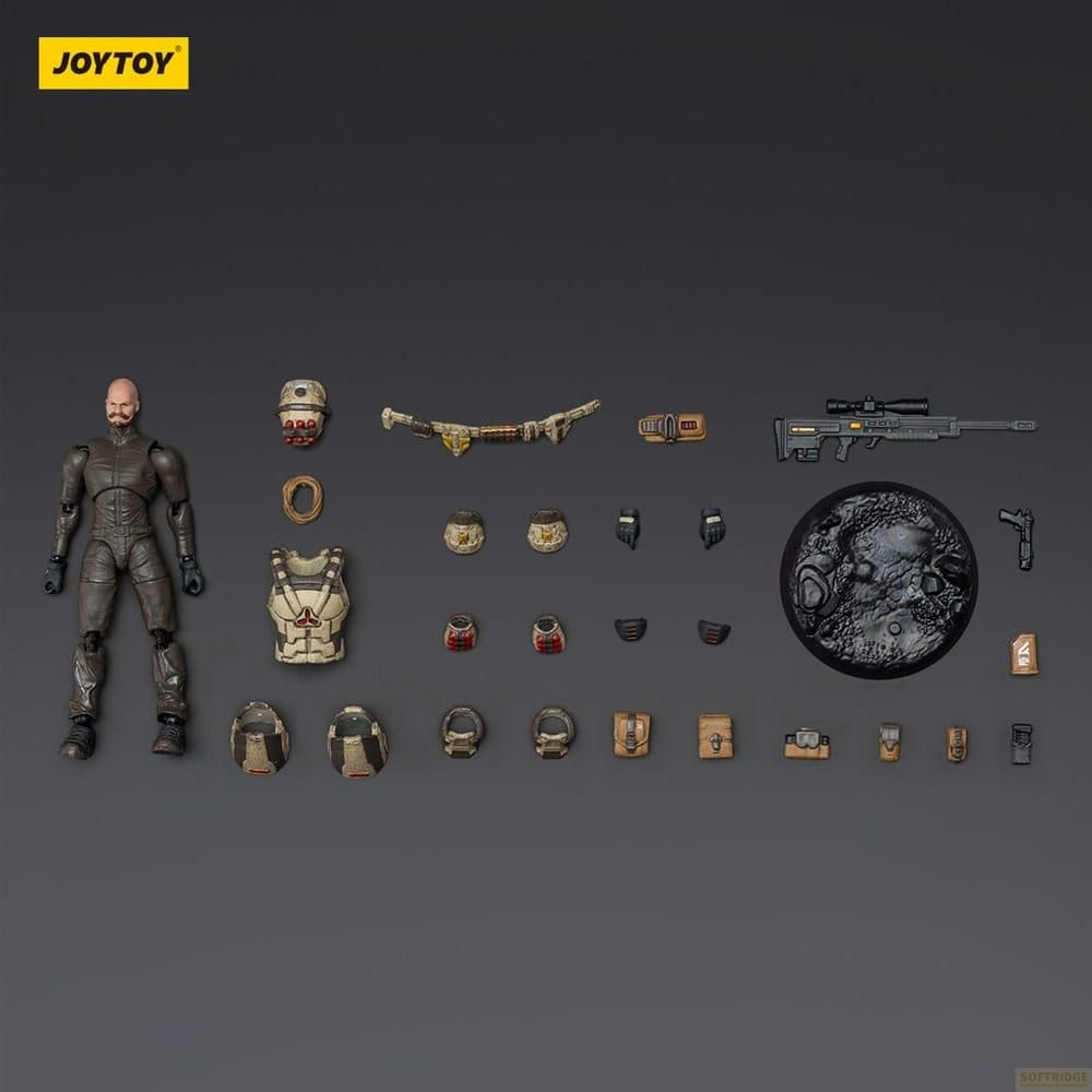 Eine Actionfigur mit Zubehör: Waffe, Helm, Weste und Taschen auf grauem Hintergrund.