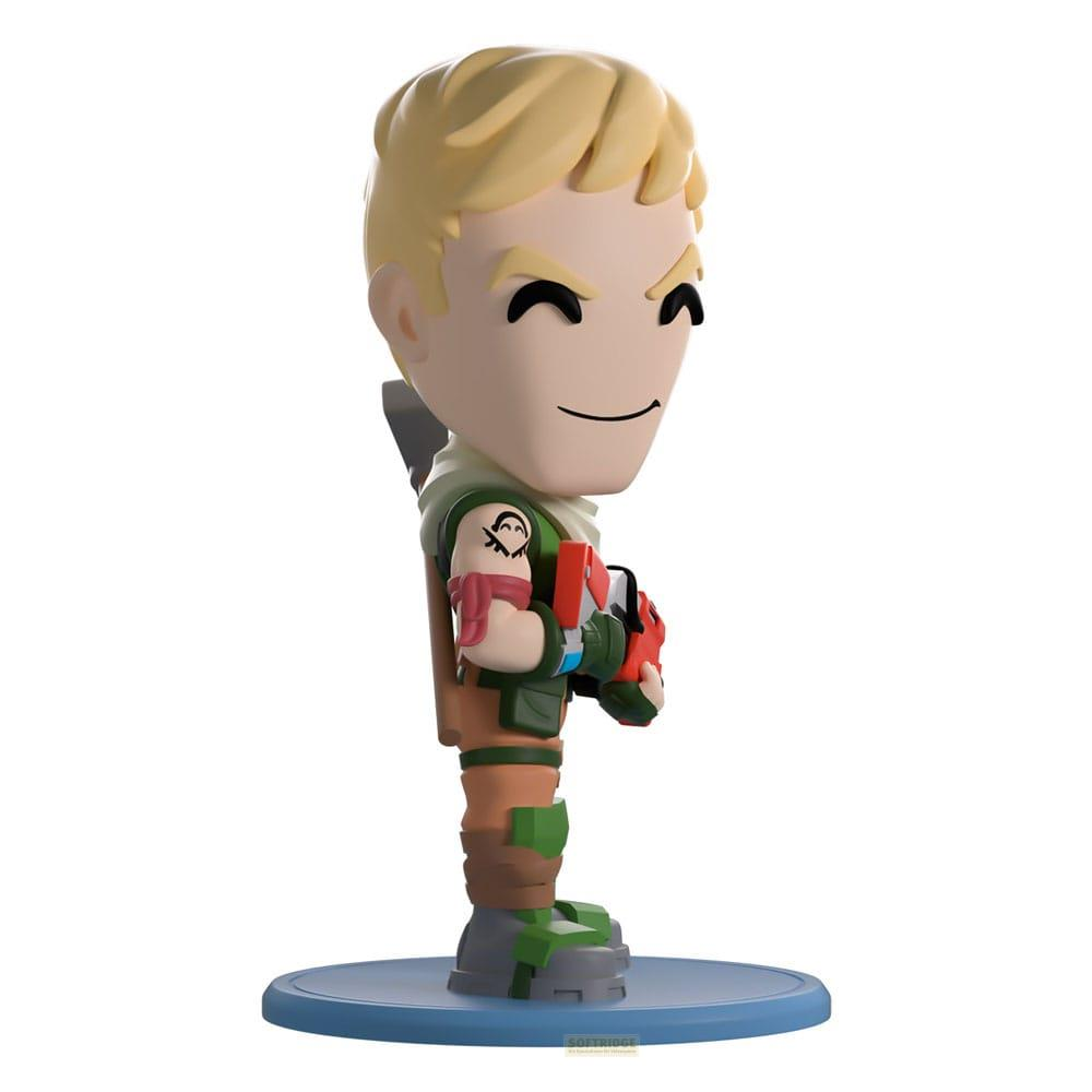 Fortnite-Figur mit blonden Haaren, die eine Waffe hält, steht auf einem blauen Podest.