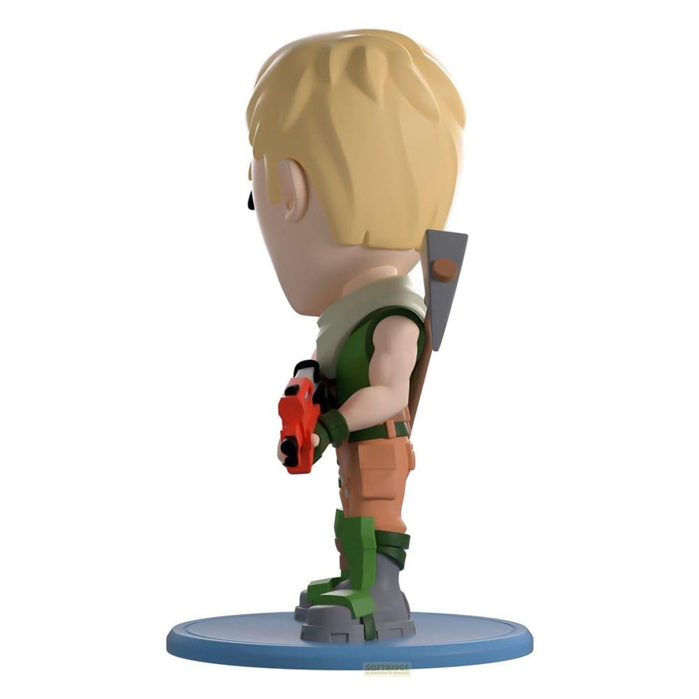 Eine Spielzeugfigur mit blondem Haar, die eine rote Waffe und eine Axt hält.