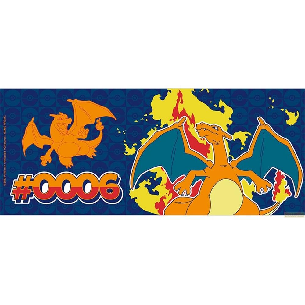 Orange Charizard mit blauen Flügeln auf gelbem Hintergrund. Links ein kleinerer Charizard.