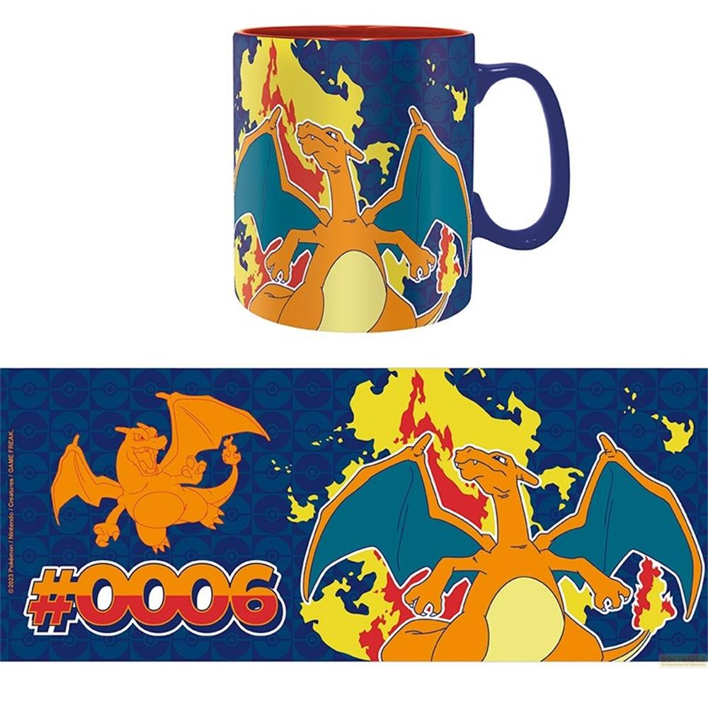 Eine Tasse mit Charizard-Motiv, umgeben von Flammen und Pokémon-Symbolen.
