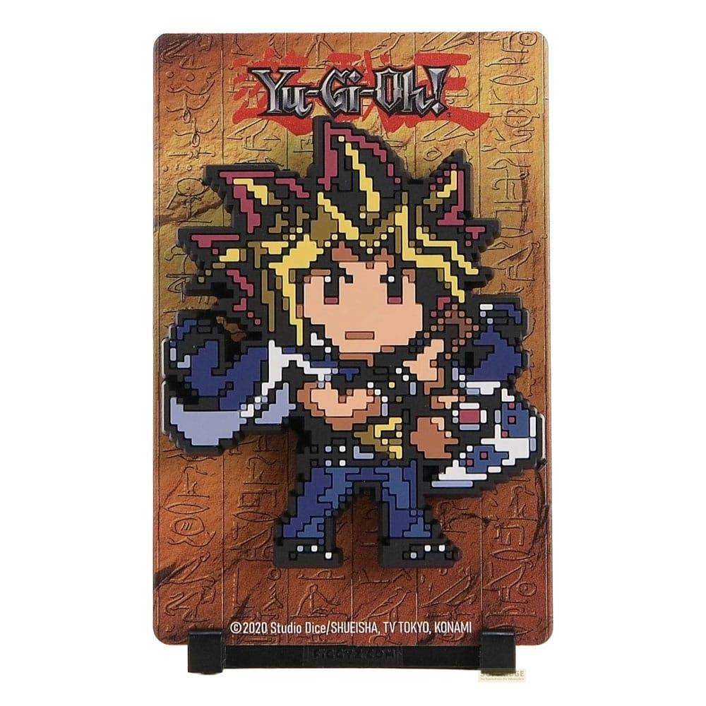 Figura pixelada de Yugi Muto de Yu-Gi-Oh! sobre fondo marrón.