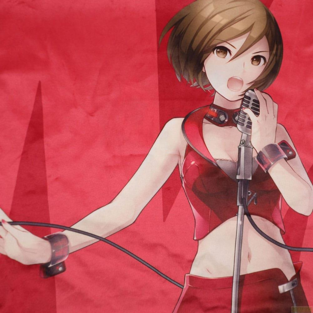 Anime-Sängerin in rotem Outfit singt in ein Mikrofon vor rotem Hintergrund.