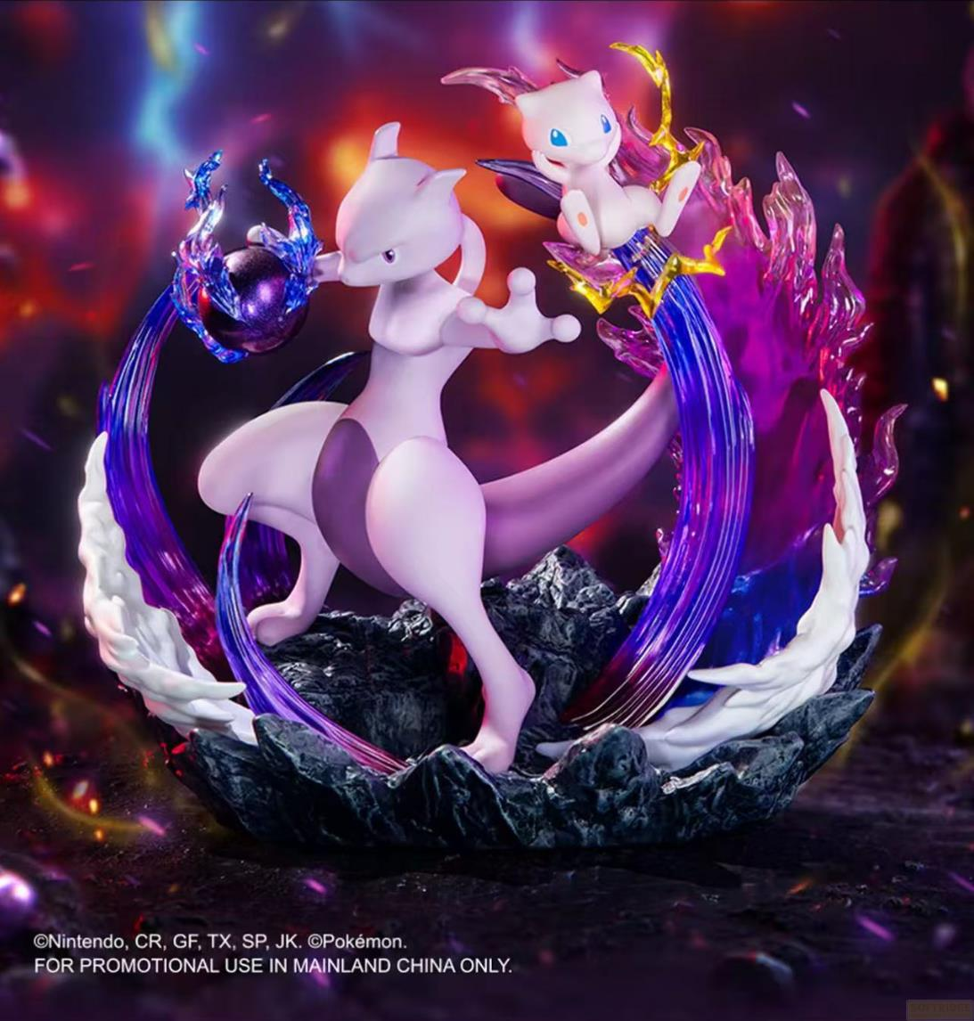 Mewtwo avec un petit Mew, entouré d'énergie violette et bleue sur une base rocheuse.