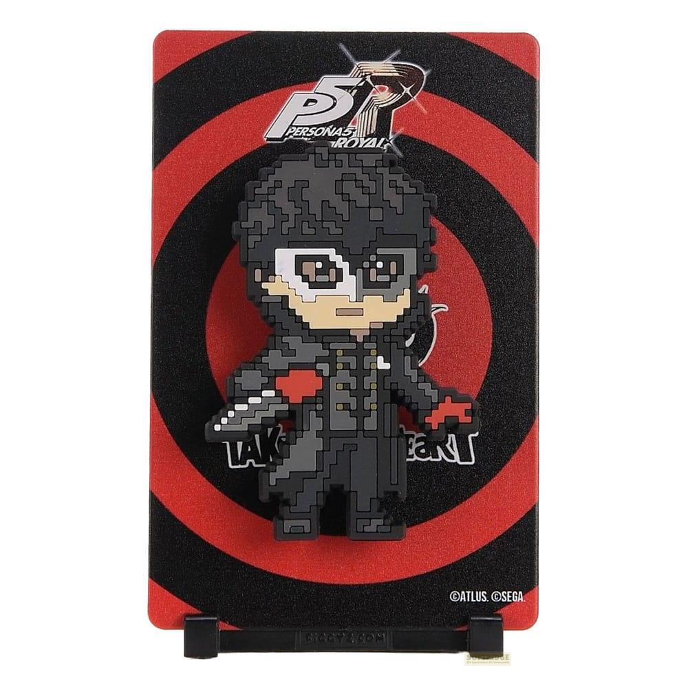 Pixel-Figur des Charakters Joker aus Persona 5 auf rotem Zielscheiben-Hintergrund.