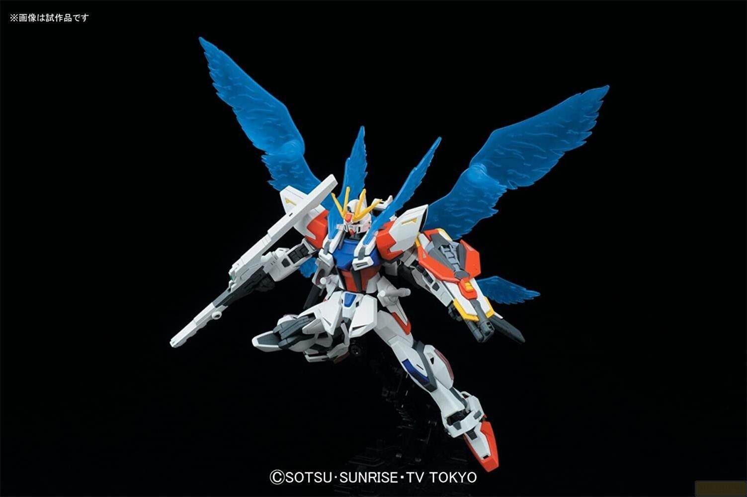 Un robot blanc et bleu avec des ailes bleues translucides et une arme.