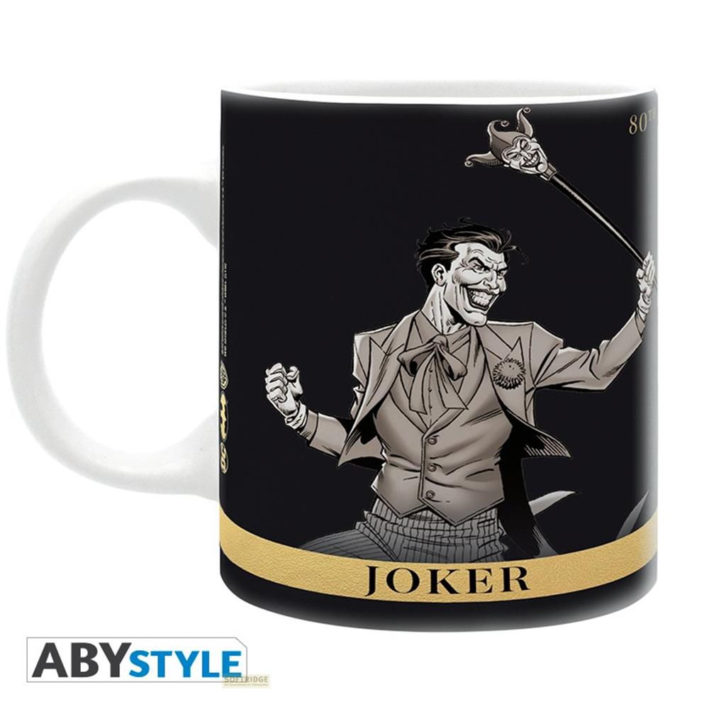 Taza blanca con una banda negra que muestra una ilustración monocromática del Joker en un traje, sosteniendo un cetro.