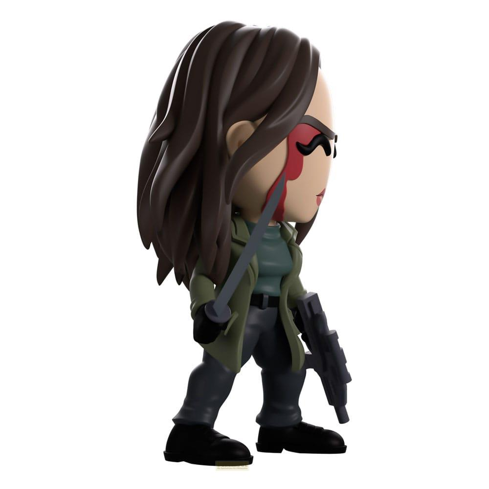 Eine Comicfigur mit braunem Haar, grüner Jacke, Schwert und Waffe.