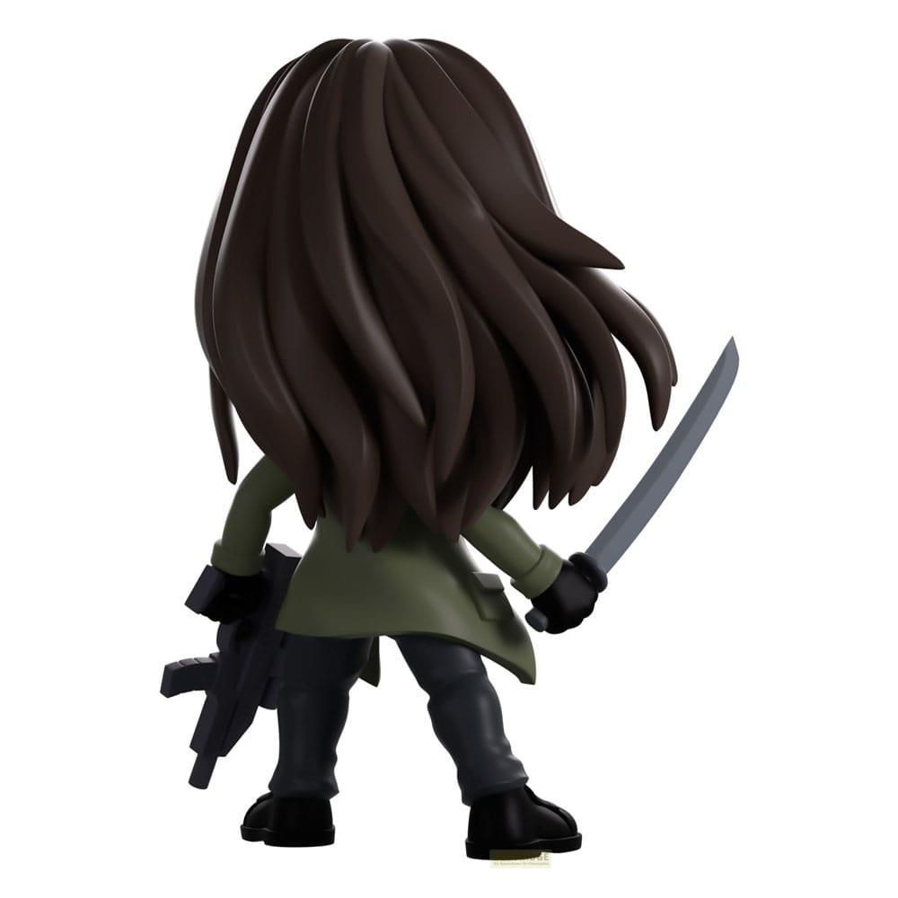 Chibi-Figur mit braunen Haaren, grünem Mantel, Hose, Stiefeln, Schwert und Gewehr.