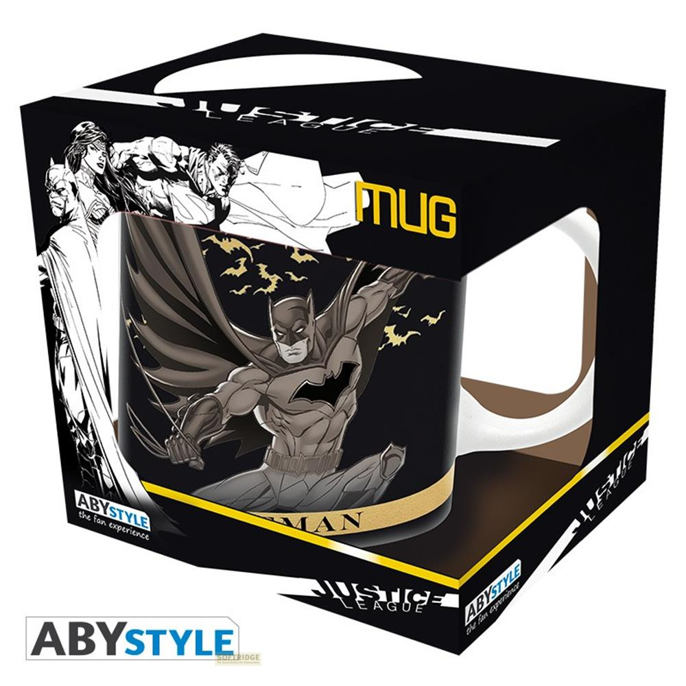 Taza de Batman con Justice League y logo ABystyle. Colores oscuros, estilo cómic.