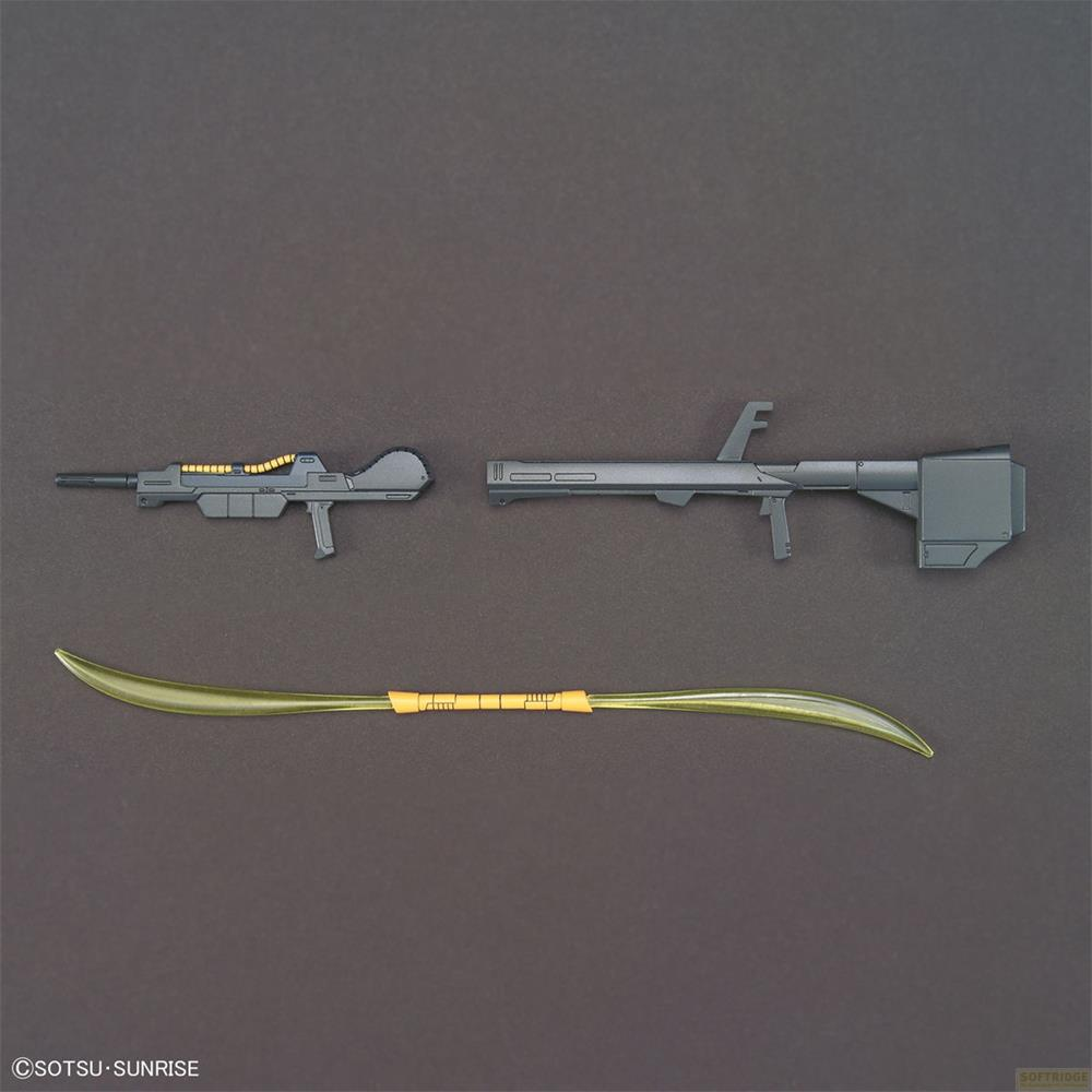 Fusil gris, lance-roquettes et sabre vert à bande jaune sur fond sombre.