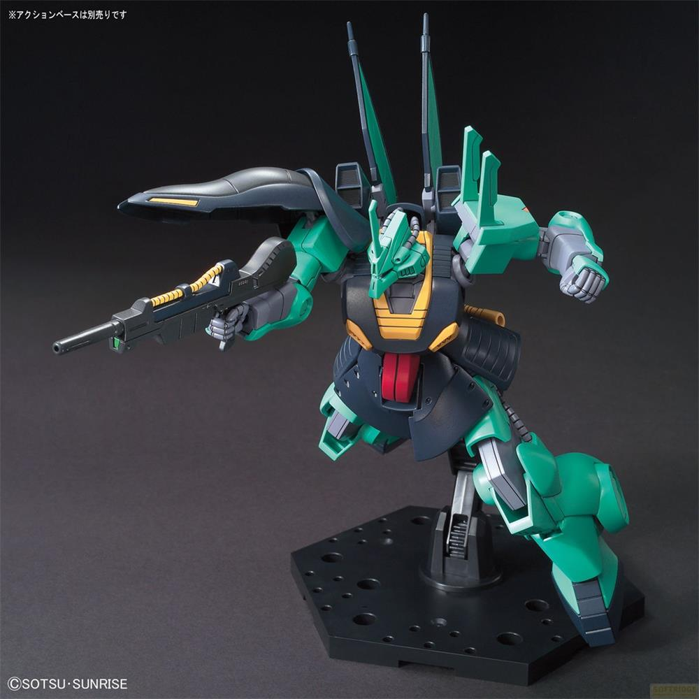 Un robot vert et gris tenant une arme sur un socle noir.