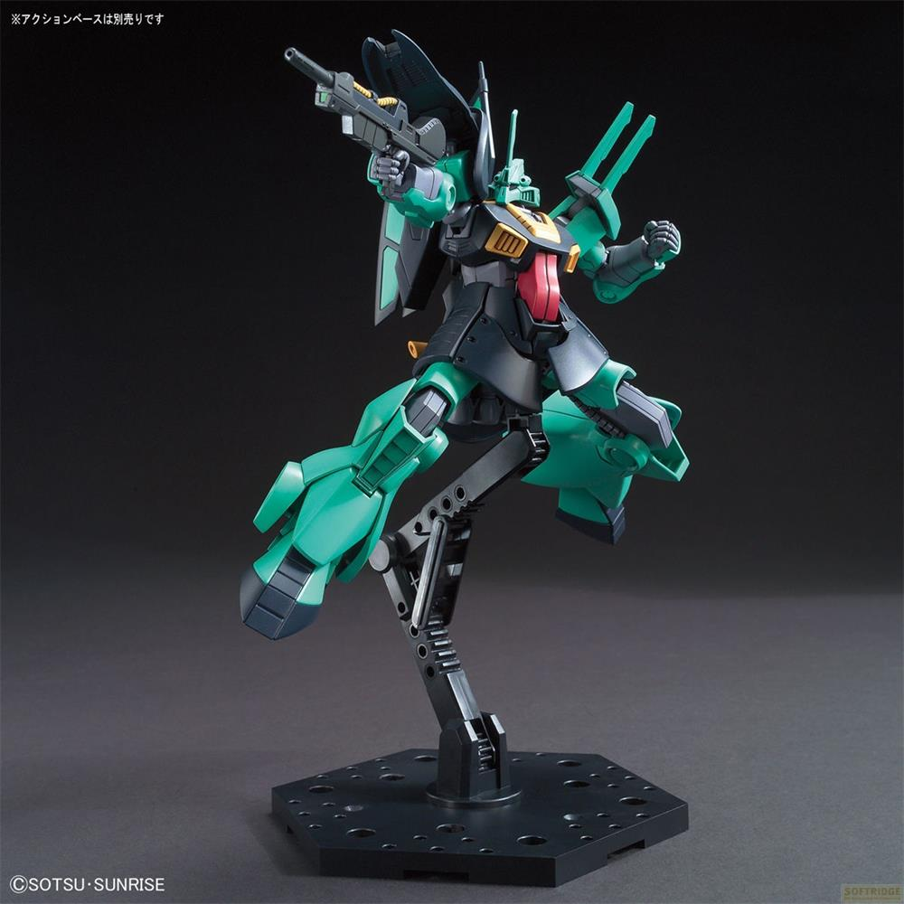Mécha vert et noir avec pistolet sur socle, fond sombre.
