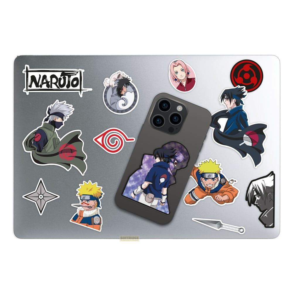 Naruto-Aufkleber auf einem Laptop: Charaktere wie Naruto, Sasuke, Sakura und Kakashi.