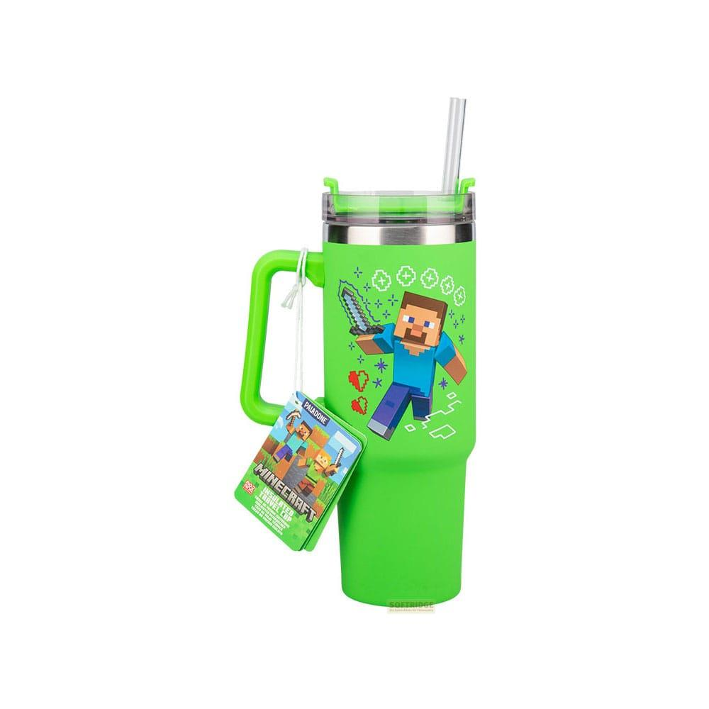 Ein grüner Minecraft-Becher mit Steve, der ein Schwert hält. Ein Anhänger hängt am Henkel.