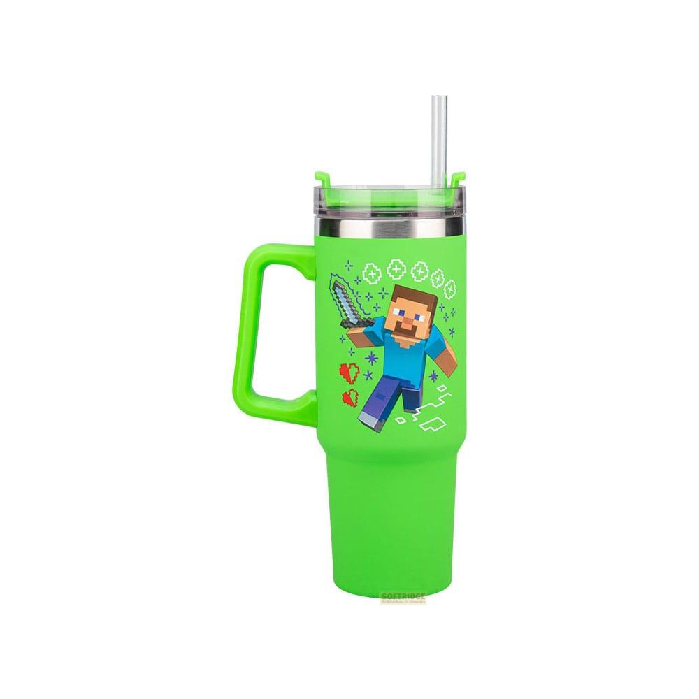 Grüner Becher mit Minecraft-Figur Steve, der ein Schwert hält. Mit Griff und Strohhalm.
