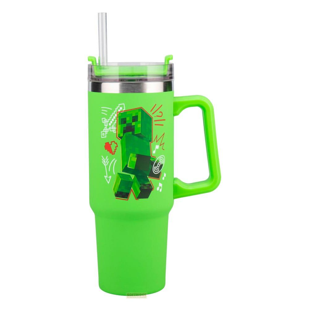 Grüne Minecraft-Tasse mit Creeper-Motiv und Strohhalm.
