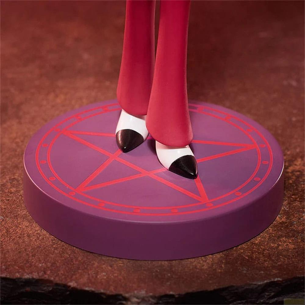 Füße in roten Hosen und weiß-schwarzen Schuhen auf violetter Basis mit Pentagramm.