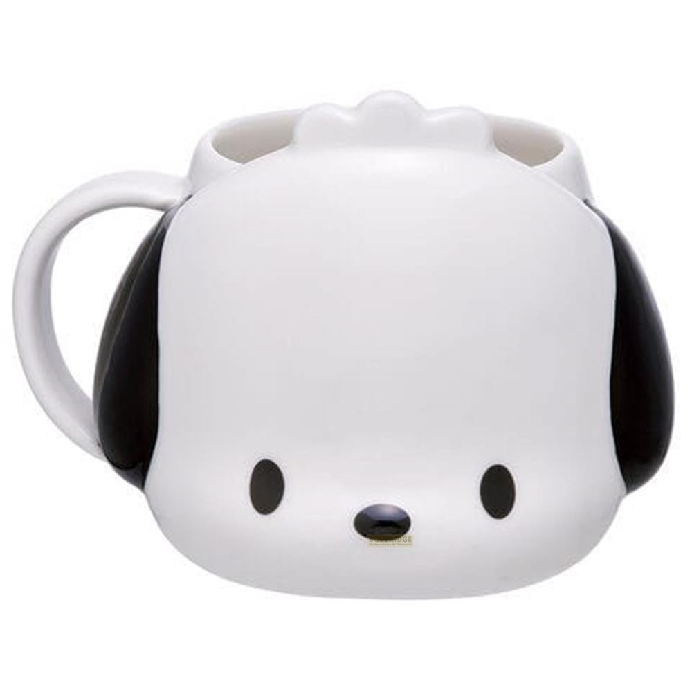 Weiße Tasse mit Hundegesicht und schwarzen Ohren.