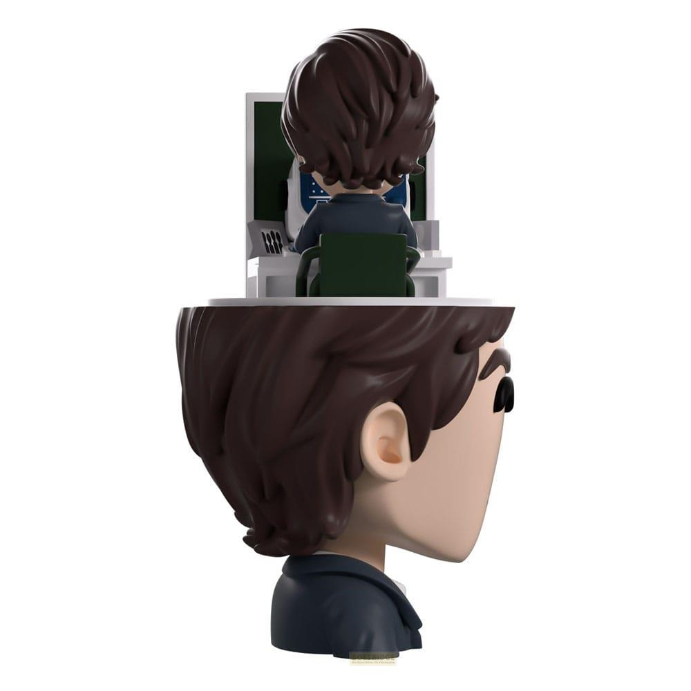 Eine Figur sitzt vor einem Computer. Der Kopf ist abgetrennt.