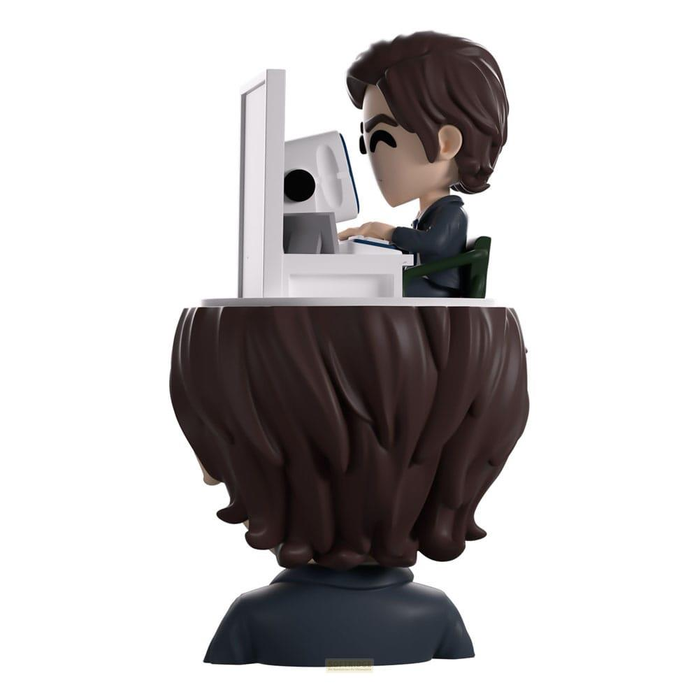 Figur eines Mannes mit braunen Haaren, der an einem Computer sitzt.