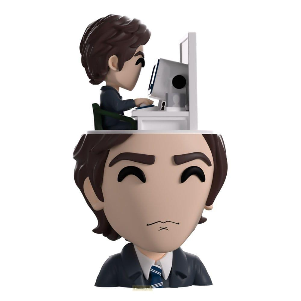 Eine Figur sitzt am Schreibtisch und arbeitet am Computer.