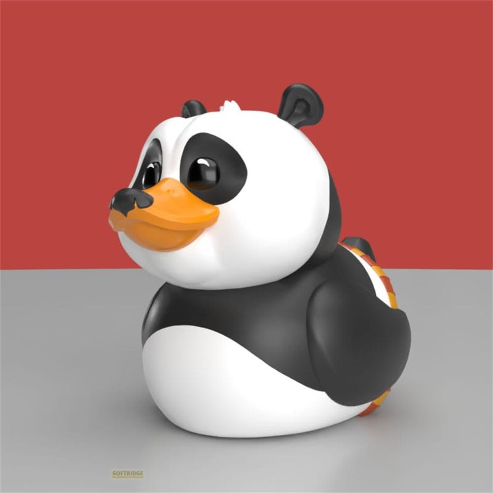 Eine Panda-Gummiente mit Schnabel sitzt vor rotem Hintergrund.