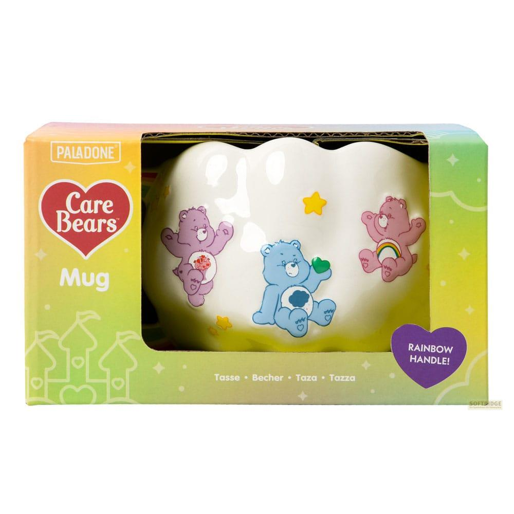 Taza blanca con tres Care Bears y estrellas, asa de arcoíris.