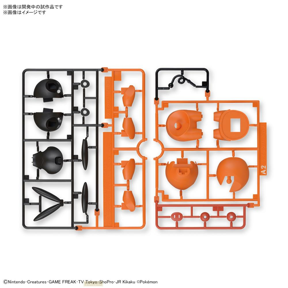 Deux grappes de plastique pour maquette, une noire, une orange, contenant des pièces.